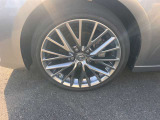 オプションの18インチホイール装着車です。