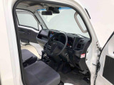 見易い計器類と運転し易いドライビングポジションは、視角も少なく前方&左右の見切りが良く運転し易いクルマです