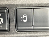 【パワースライドドア】スマートキーや運転席のスイッチでスライドドアの開閉が可能♪電動だから力を入れてドアを開ける必要が無く、小さいお子様でも、重い荷物を持っている時もラクに開け閉めできます♪