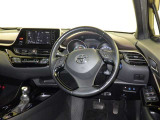 運転の際、常に目にする部分だけにシックで飽きのこないデザインが良いですね。