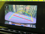 【バックカメラ】駐車時に後方がリアルタイム映像で確認できます。大型商業施設や立体駐車場での駐車時や、夜間のバック時に大活躍!運転スキルに関わらず、今や必須となった装備のひとつです!