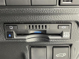 【ETC2.0(DSRC/ITSスポット)】ETCカードを挿入すれば料金所はノンストップで通過できます。ETC限定の割引や、高速道路の情報提供サービスを利用できます。