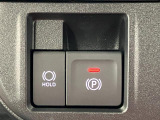 【電動パーキングブレーキ+オートブレーキホールド機能】 指先だけで簡単に操作が可能なパーキングブレーキ、スイッチを押すとブレーキペダルから足を離してもブレーキを保持できるオートブレーキホールド搭載