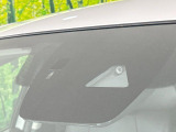【スマートブレーキサポート】走行中に前方の車両等を認識し、衝突しそうな時は警報とブレーキで衝突回避と被害軽減をアシスト。より安全にドライブをお楽しみいただけます。