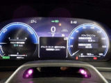 とっても見やすいメーターです。夜間時はラグジュアリーな気分にさせてくれる照明が魅力ですので、夜のドライブも楽しみになりますよ♪