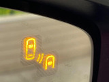 【ブラインドスポットモニタリング】レーダーにより隣車線の車両を検知。車両を検知した側の表示灯が点灯。車両を検知している側に車線変更をしようとした場合、ブザーと表示で危険をお知らせします。