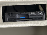 【ETC】有料道路を利用する際に料金所で停止することなく通過できる、ETC車載器(ノンストップ自動料金収受システム機器)が装備されています。セットアップを行うことで利用可能になります。