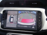 インパネとの一体感を演出するシームレスなデザインの9インチナビゲーション。空から見下ろしているような視点で周囲を確認できるインテリジェントアラウンドビューモニターに対応しますので駐車もらくらくですね。
