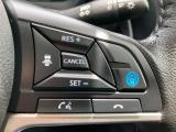高速道路での走行が楽々♪   運転支援システムのプロパイロットの操作はステアリング右側にまとめてます。