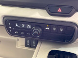 【オートエアコン】一度お好みの温度に設定すれば、車内の温度を検知し風量や温度を自動で調整。暑い…寒い…と何度もスイッチ操作をする必要はありません。快適な車内空間には必須の機能ですね♪