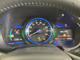 ハイブリット車専用のメーターです。中央のスピードメーターより左右のサブデスプレイで燃費や動力伝達などの情報が見れるようになっています。