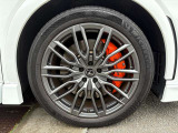 メーカーオプションの21インチFSPORT Performanceアルミホイール(ダークメタリック塗装)装備♪ 前後タイヤサイズ235/50R21 MICHELIN PILOT SPORT 4SUV