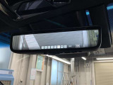 デジタルインナーミラー付き。後方視野角が広く、後席に同乗者がいても後方を確認しやすく安心です。