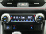 ☆左右独立温度コントロールオートエアコン☆運転席、助手席それぞれで好みの温度設定ができるので、ドライバーも、同乗者も、快適な温度で過ごせます♪