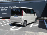 全周囲カメラが付いています。後ろはもちろん隣の駐車ラインまで見れますので車庫入れが簡単で楽しくなりそうです。