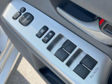 【電動格納ミラー】サイドミラーは電動格納式となっており、狭い駐車場でもキズがつくリスクを抑えられます。