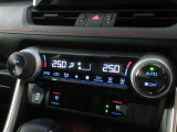 簡単操作で車内を快適、適切な温度にしてくれるオートエアコン。更に左右独立の温度設定が可能です。