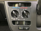 寒い冬も暑い夏も全席に快適な空調を届けてくれる、ダイヤル式エアコンを装備♪