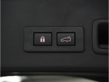 ”ボタンを押せば、リヤゲートが開閉するスイッチです。両手が荷物でふさがっていても、スイッチを押せば自動で動きます。”