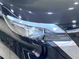 【LEDヘッドライト】悪天候や夜間走行時も良好な視界を確保し安心して運転できる高輝度LEDヘッドライトを装備!点灯速度が早く、消費電力も抑えられています。