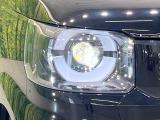 【LEDヘッドライト】悪天候や夜間走行時も良好な視界を確保し安心して運転できる高輝度LEDヘッドライトを装備!点灯速度が早く、消費電力も抑えられています。