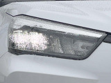 【LEDヘッドライト】悪天候や夜間走行時も良好な視界を確保し安心して運転できる高輝度LEDヘッドライトを装備!点灯速度が早く、消費電力も抑えられています。
