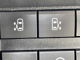 【ハンズフリーパワースライドドア】ボタンひとつで楽々乗り降り出来ます♪駐車場で両手に荷物を抱えている時も足をかざすだけで開いてくれますので、とっても便利な装備です♪