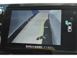 サイドビュー表示 黄色のガイドラインは車体からの距離約30cm、車両先端、ホイールセンターの位置を示しドライバーをアシストします。