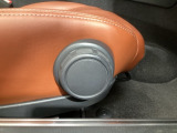運転席にはドライバーの体型や好みに応じて前後方向だけでなく、高さの調整ができるシートリフターを装備!