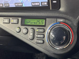 【オートエアコン】一度お好みの温度に設定すれば、車内の温度を検知し風量や温度を自動で調整。暑い…寒い…と何度もスイッチ操作をする必要はありません。快適な車内空間には必須の機能ですね♪