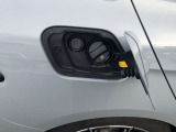 LEDヘッドライト。先進のLEDテクノロジーを採用。照射される白色光の周波特性は太陽に近く、バイキセノンヘッドライトを上回るコントラストでさらに明るく輝きます。悪天候の日でも優れた視認性を発揮します。