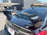 【大型リヤスポイラー】スポーツカーらしさがグッと引き立つ大型リヤスポイラーを装着♪高速走行時のスタビリティ(走行安定性)向上に役立ちます。