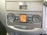 【オートエアコン】一度お好みの温度に設定すれば、車内の温度を検知し風量や温度を自動で調整。暑い…寒い…と何度もスイッチ操作をする必要はありません。快適な車内空間には必須の機能ですね♪