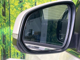【ブラインドスポットモニター】走行中、ドアミラーの死角になりやすい箇所に後続車が接近するとサイドミラーのレンズに警告を表示!ドライバーに注意喚起をしてくれます。