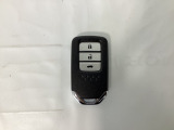 スマートキーを装備しています。鍵を差し込むことなくドアロックの開け閉めと、スタートボタン操作でのエンジンスタートができます。ボタン操作でトランクが開けられるトランクオープナーもついています。