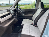 運転席と助手席は足元がつながっているので、スム-ズに乗り降りできて便利です。