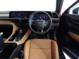 革巻きステアリングで快適な操作性の運転席です。