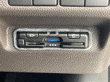 【ETC】有料道路を利用する際に料金所で停止することなく通過できる、ETC車載器(ノンストップ自動料金収受システム機器)が装備されています。セットアップを行うことで利用可能になります。