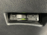 【ETC】有料道路を利用する際に料金所で停止することなく通過できる、ETC車載器(ノンストップ自動料金収受システム機器)が装備されています。セットアップを行うことで利用可能になります。