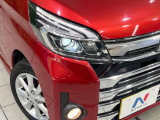 【LEDヘッドライト】悪天候や夜間走行時も良好な視界を確保し安心して運転できる高輝度LEDヘッドライトを装備!点灯速度が早く、消費電力も抑えられています。