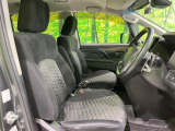 運転席まわりには十分なスペースがあり、大柄な方でもゆったり運転していただける環境です。