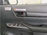運転席パワーウインドウマスタースイッチです。車内の換気も運転席から簡単に行えます。ロック機能もついているので子供がイタズラして窓を開けるという事も防止できますよ。