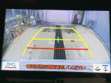 ディスプレイに後方の視界を表示し、車庫入れをサポート「距離目安線」「車幅延長線」およびステアリング操作に連動する「予想進路線」を画面に表示します。※必ず車両周辺の安全を直接確認してください。