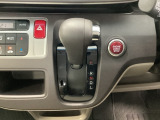 CVT車のセレクトレバーです。低速から高速まで、変速ショックのないスムーズな走りを実現するとともに、エンジン効率のよい領域を維持することで燃費にも貢献します。