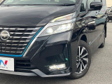 【LEDヘッドライト】悪天候や夜間走行時も良好な視界を確保し安心して運転できる高輝度LEDヘッドライトを装備!点灯速度が早く、消費電力も抑えられています。