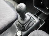 5速マニュアルミッションを装備。使いやすいシフトノブ、エンジン始動はクラッチペダルを踏み込んでスタートして下さい。
