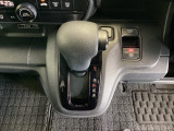 CVT車のセレクトレバーです。低速から高速まで、変速ショックのないスムーズな走りと、エンジン効率のよい領域を維持して燃費にも貢献します。サイドブレーキはスイッチ操作の電子制御パーキングブレーキです。