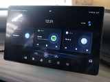 ディスプレイのメイン画面にはナビゲーションやSpotify、ラジオなどのアプリが表示されています スマートフォンのようにアプリを切り替えて操作します