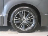 純正のアルミホイール装着車です。タイヤサイズは225/55R18です。