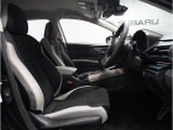 シートやドアの取っ手などにアッシュカラーを随所にあしらったコクピット。都会の街乗りをイメージした軽やかな色合いは見栄えもよく、車で出かけるのが楽しくなりそうですね。